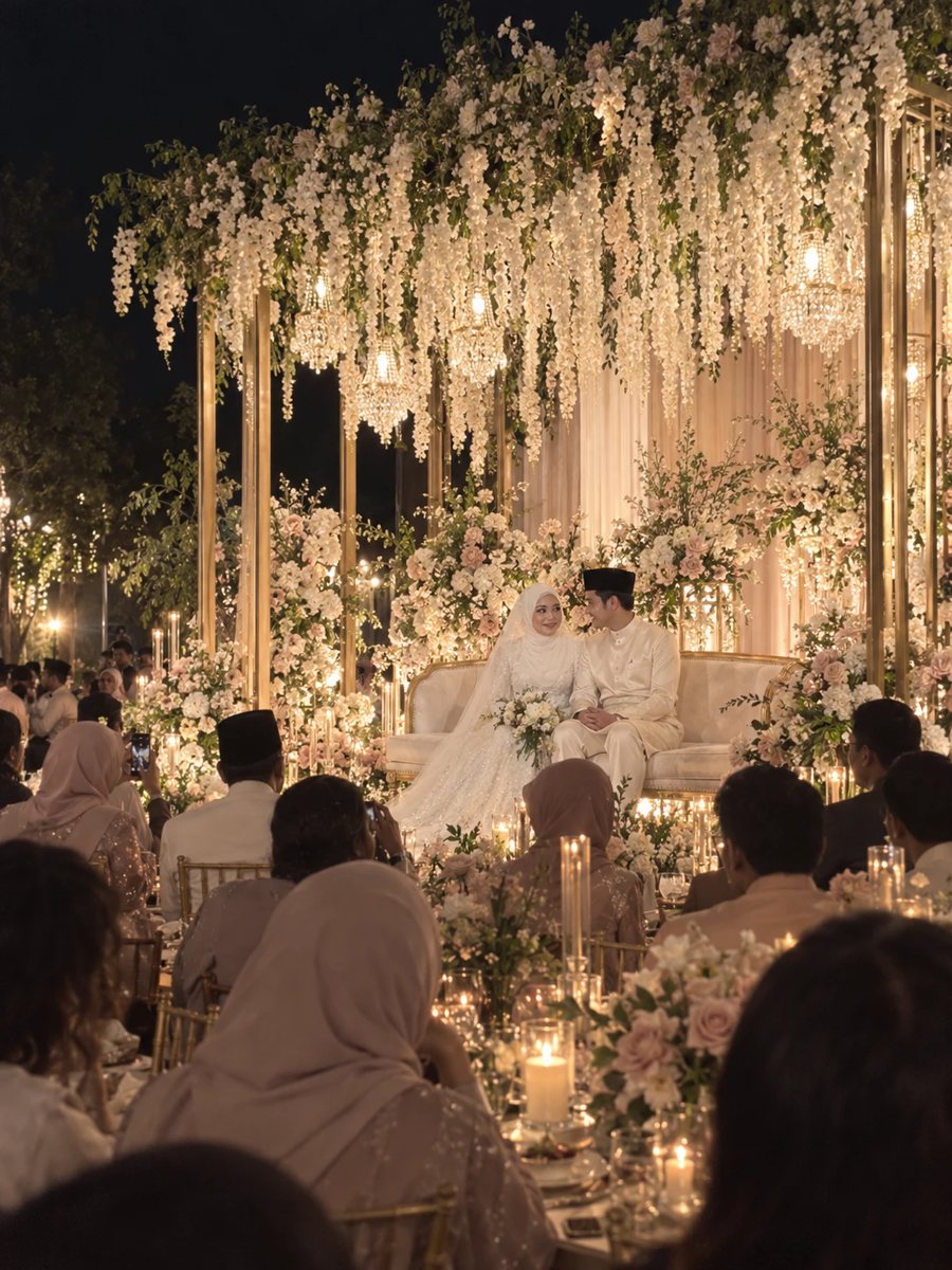 Couple on the candlelit pelamin